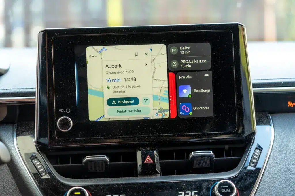Gemini v Android Auto v slovenčine