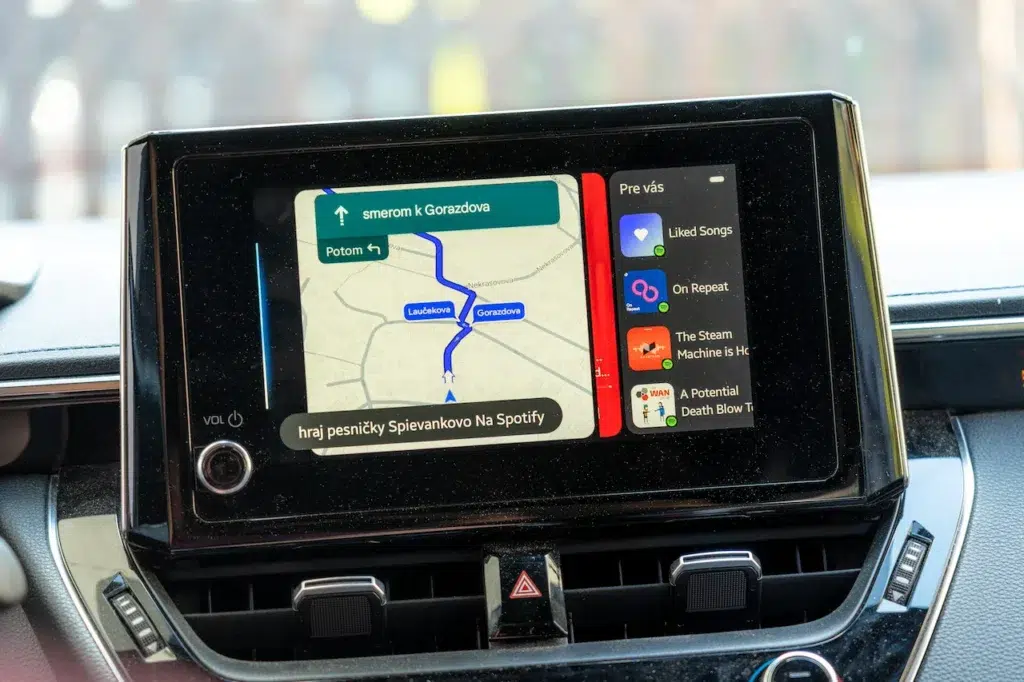 Gemini v Android Auto v slovenčine
