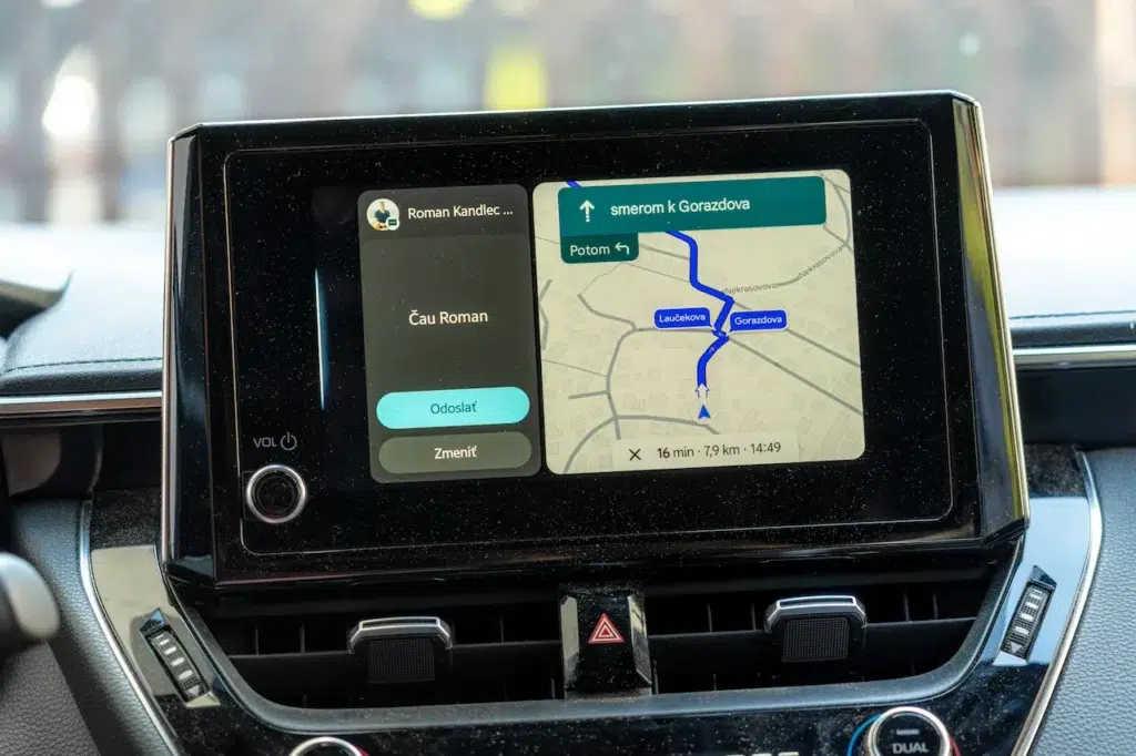 Gemini v Android Auto v slovenčine