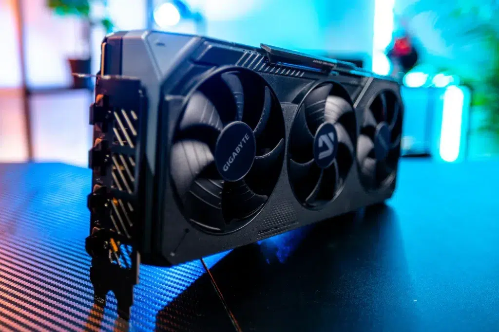 GIGABYTE Radeon RX 9070 XT GAMING OC 16G