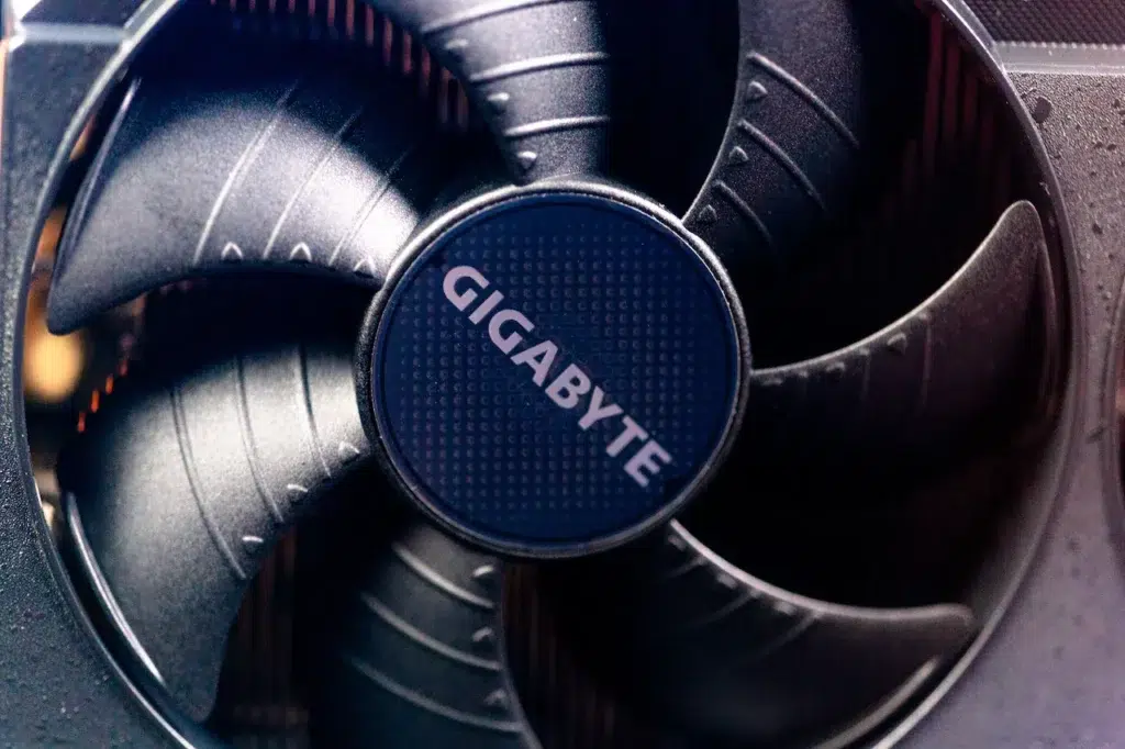 GIGABYTE Radeon RX 9070 XT GAMING OC 16G