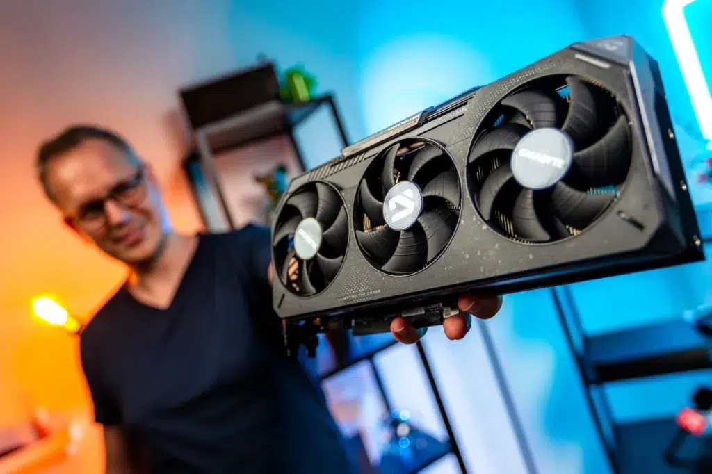 GIGABYTE Radeon RX 9070 XT GAMING OC 16G