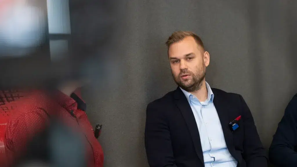 „Krátke výpadky dokážu narobiť veľké problémy z prevádzkového aj reputačného hľadiska,“ upozorňuje Lukáš Karlík zo Slovanetu