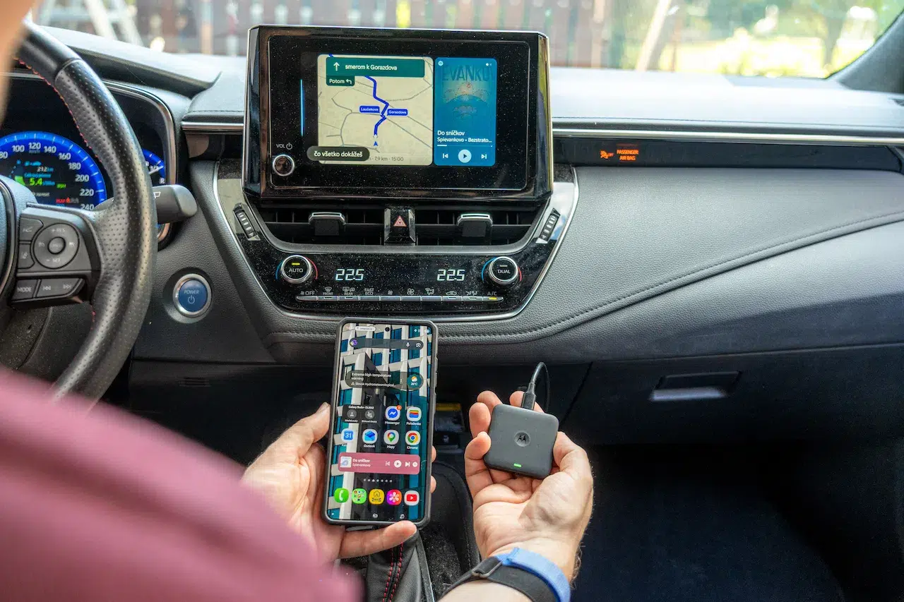 Motorola MA2 prinesie bezdrôtové Android Auto aj do staršieho auta. Má však jednu podmienku (RECENZIA)
