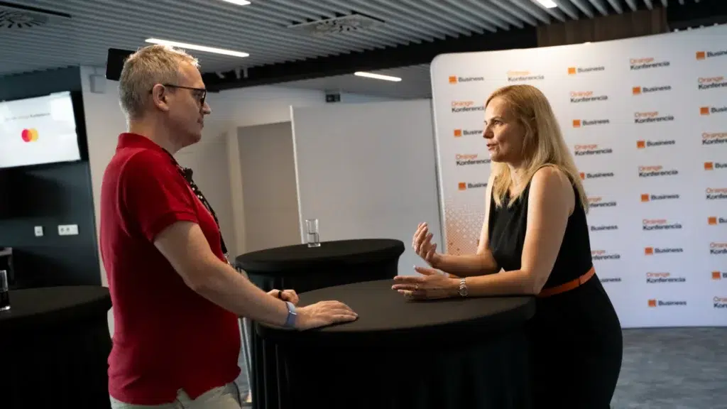 „Ak chcú byť firmy úspešné v roku 2030, musia už dnes investovať do digitalizácie, umelej inteligencie, modernej konektivity, kybernetickej bezpečnosti a dátovej infraštruktúry,“ povedala Hana Kvartová, riaditeľka B2B segmentu v Orangei