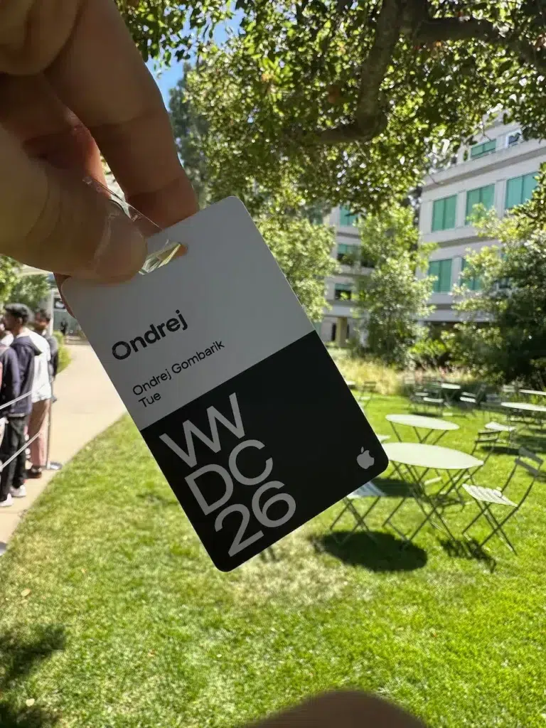 Akreditačná visačka, ktorú sme dostali hneď v nedeľu v Infinite Loop, starom sídle Apple. Meno, deň a logo WWDC 26. Vstupenka do troch dní vnútri firmy