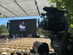 Blackmagic URSA Cine pripravená pri pódiu. Kamera, ktorou Apple natáča obsah pre Apple Vision Pro. V pozadí obrazovka s logom WWDC 26