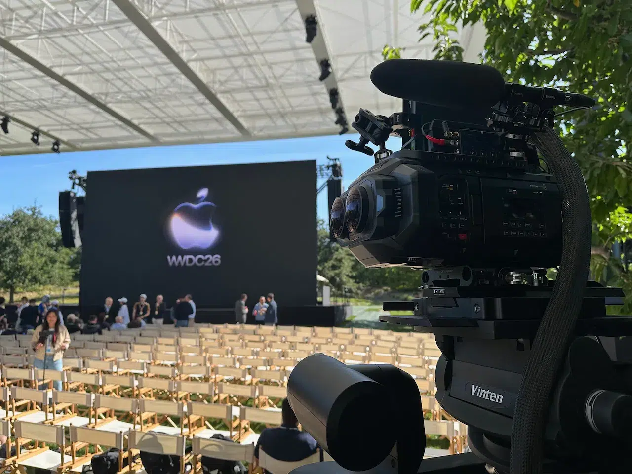 Blackmagic URSA Cine pripravená pri pódiu. Kamera, ktorou Apple natáča obsah pre Apple Vision Pro. V pozadí obrazovka s logom WWDC 26