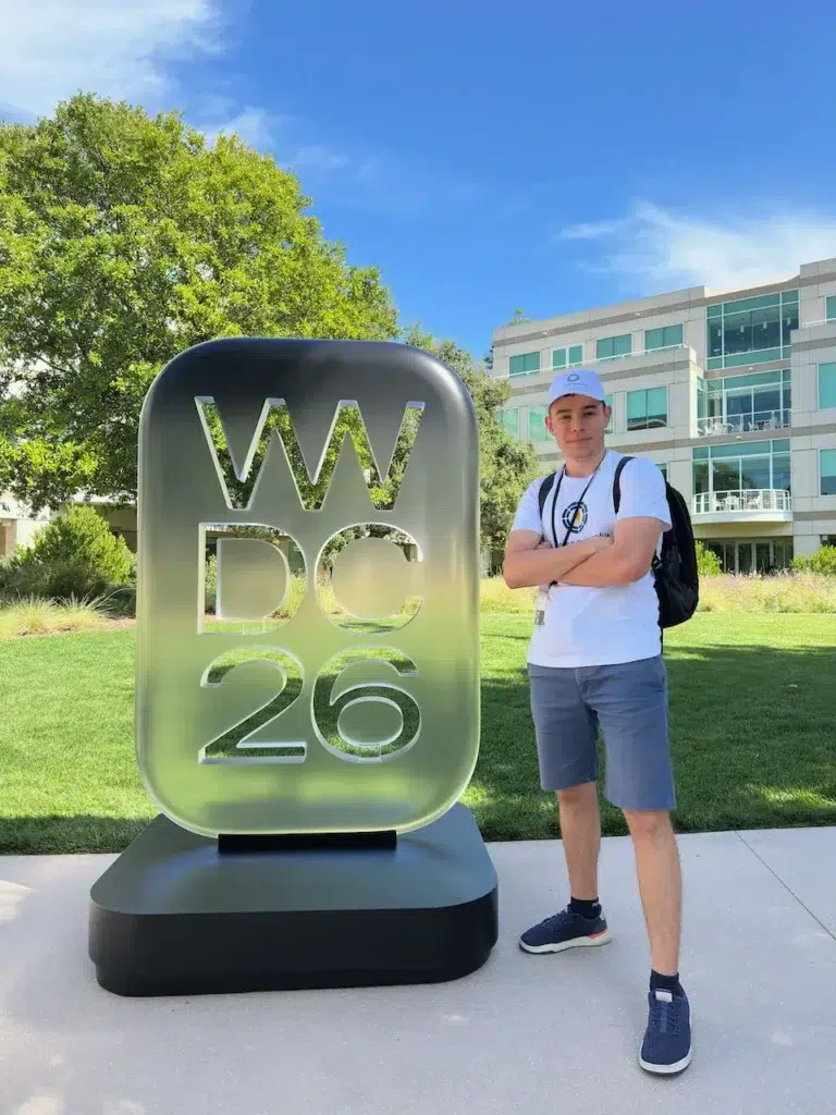 Pri sklenenom nápise WWDC 26 sa mohol odfotiť každý. Fotili nás priamo zamestnanci Apple. Jeden z mála momentov, keď si návštevník odniesol profesionálnu fotku z kampusu