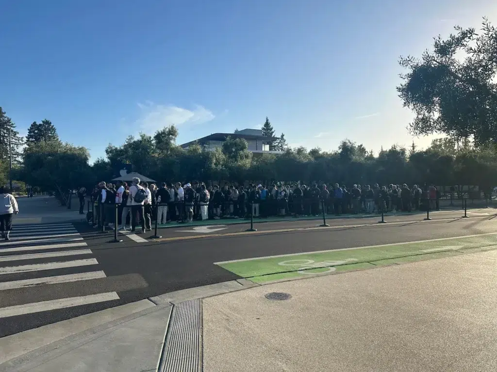Rad pred Apple Parkom v deň keynote. Dorazili sme pred siedmou ráno, no úplne prvý človek tu stál už od 5:40