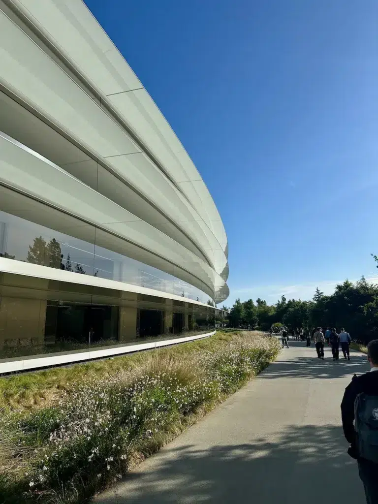 Cestou ku kruhovej budove Apple Parku. Zaoblená sklenená fasáda aj po takmer desiatich rokoch pôsobí vyleštená ako nová a celý kampus skôr ako voľná príroda než firemné sídlo