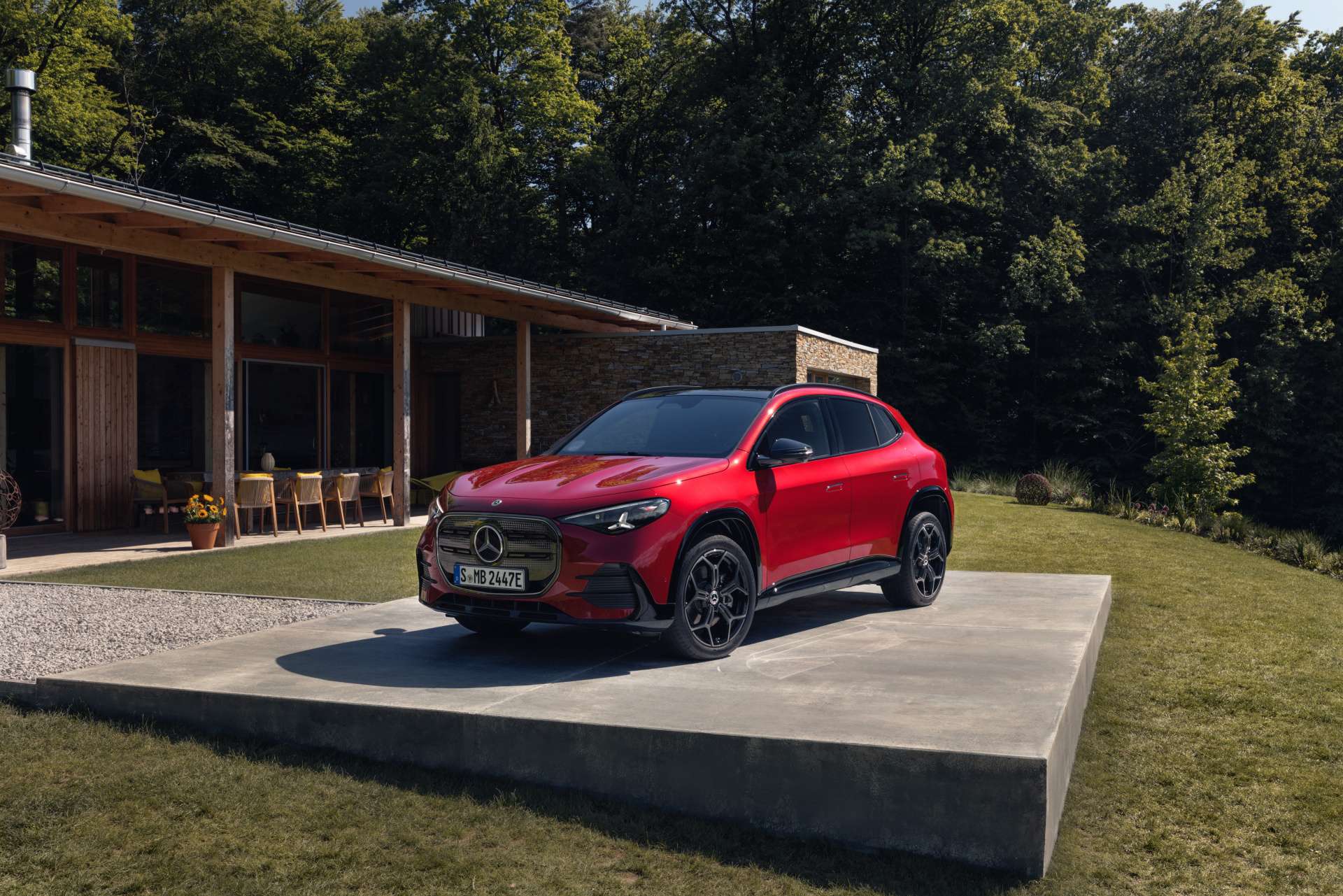 Nový Mercedes-Benz GLA prichádza ako elektromobil aj hybrid. Ponúkne dojazd až 657 km