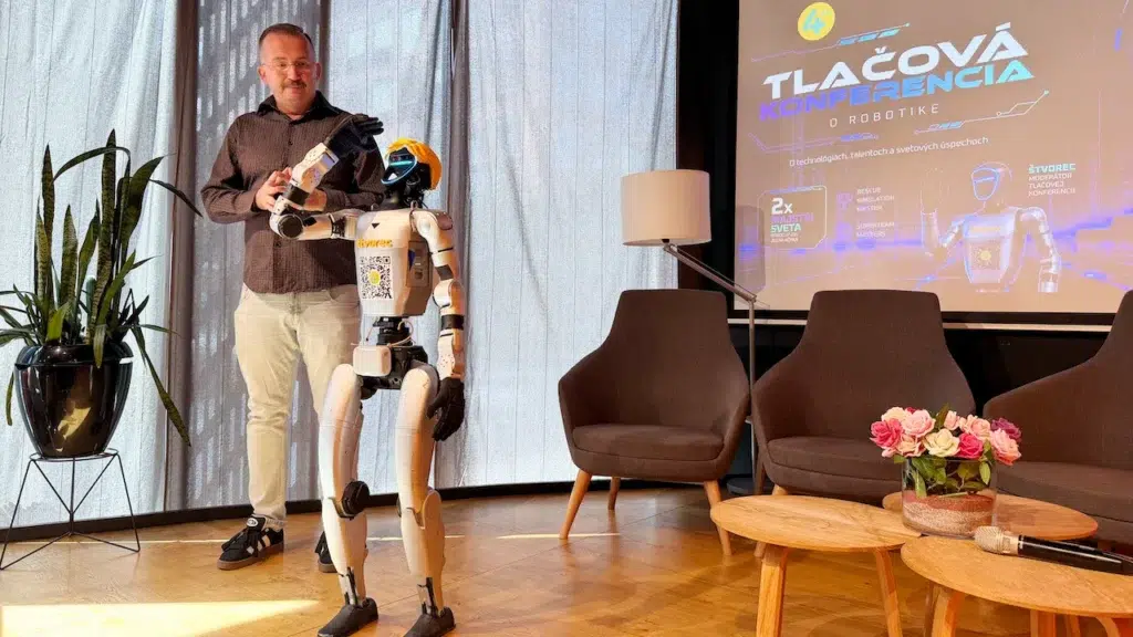 Tlačovú konferenciu po prvý raz na Slovensku moderoval humanoidný robot