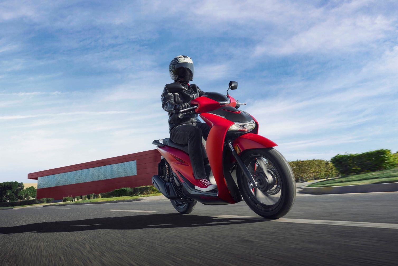 Honda SH125i (2026): Kráľ mestských skútrov dostal modernejší vzhľad aj nový displej