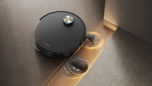 Robot aktívne vysúva mop až o 18 cm a bočnú kefku o 12 cm, vďaka čomu nenecháva pri stenách žiadne nečistoty