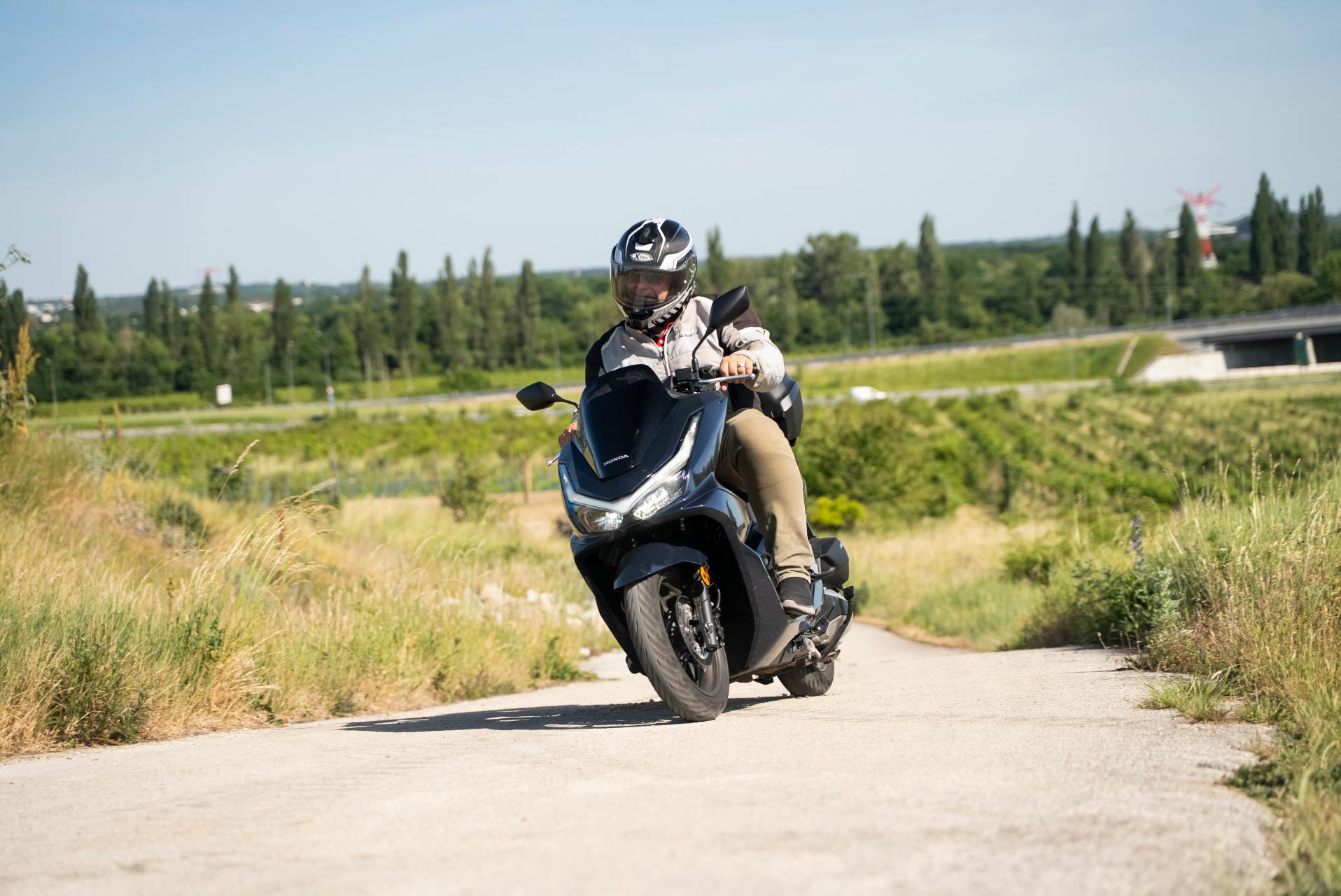 Honda PCX 125 DX: Skúter, ktorý dáva v meste dokonalý zmysel