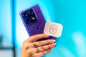 Motorola Signature PANTONE Violet Indigo s kryštálmi Swarovski