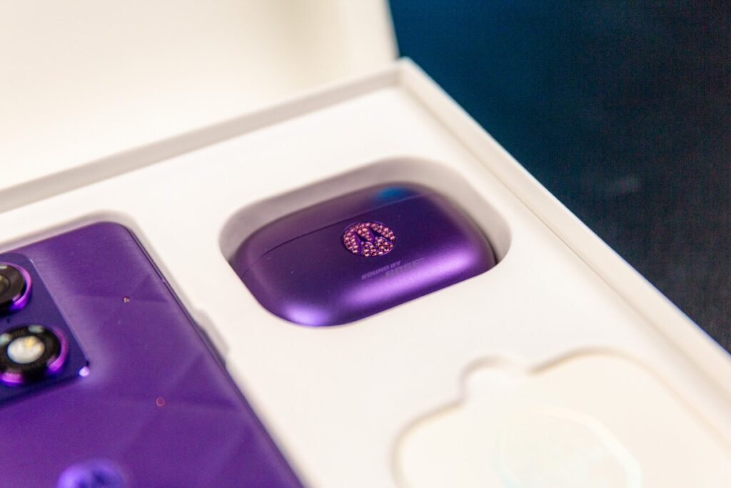 Moto Buds 2 Plus vo farbe PANTONE Violet Indigo s kryštálmi Swarovski
