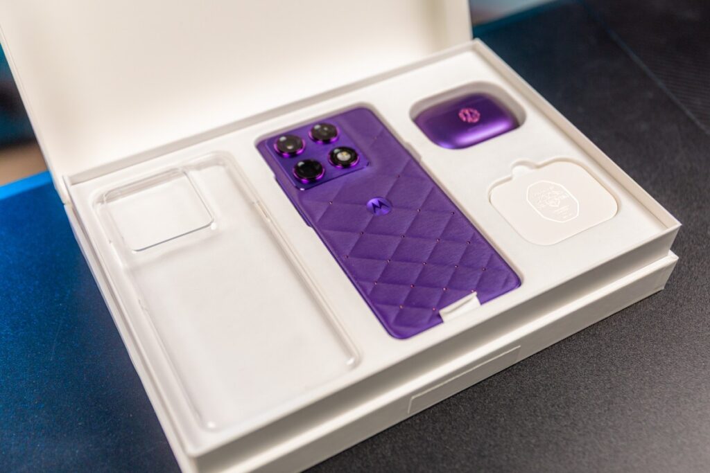 Motorola Signature PANTONE Violet Indigo s kryštálmi Swarovski