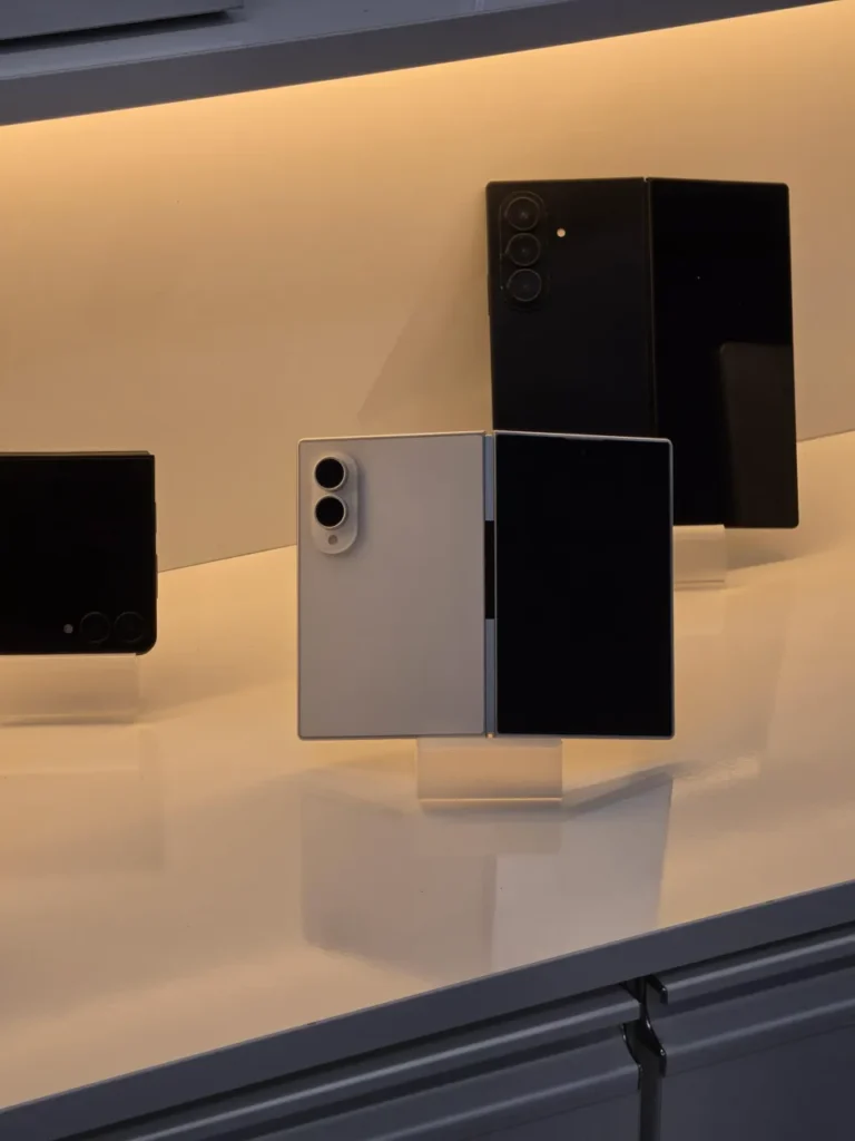 Samsung zrejme omylom ukázal pripravovaný Galaxy Z Fold8. Zákazník ho odfotil v predajni