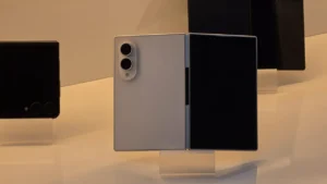 Samsung zrejme omylom ukázal pripravovaný Galaxy Z Fold8. Zákazník ho odfotil v predajni