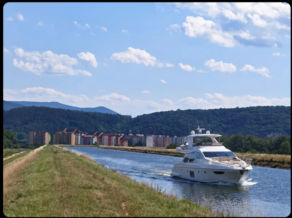 fotografia s vodnym kanalom a AI dorobenou luxusnou jachtou