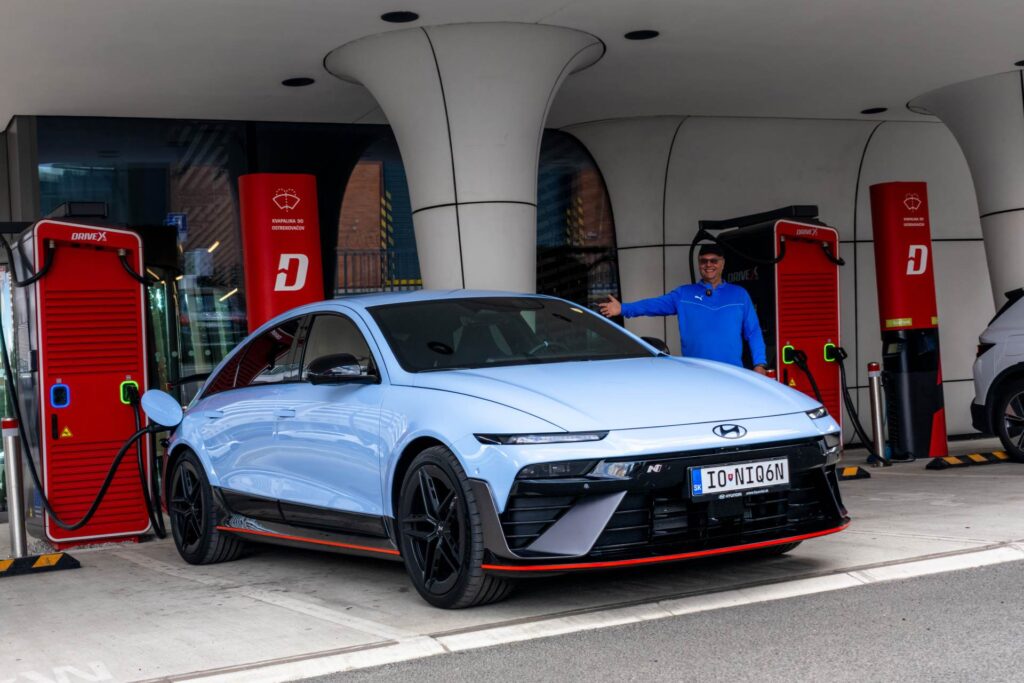 Takto sme IONIQ 6N po skončení okruhov na Slovakia Ringu nabíjali