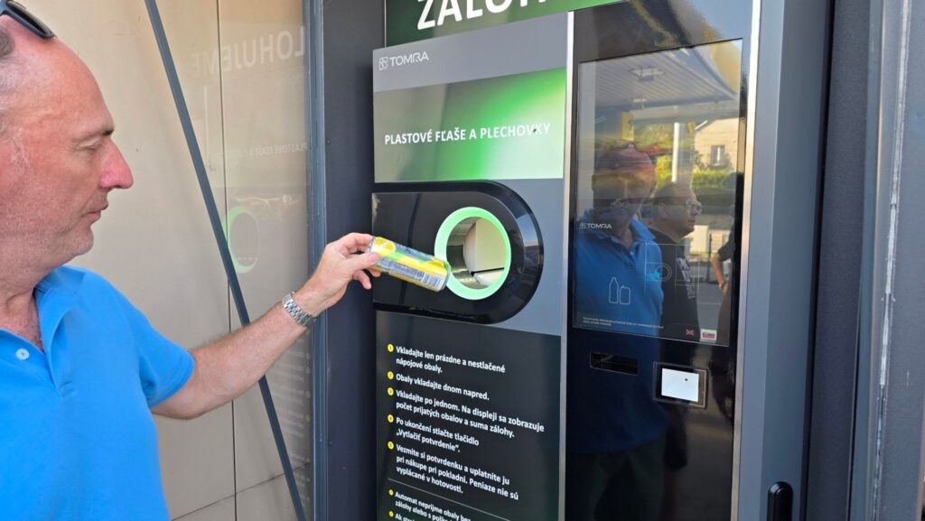 Zber fliaš na čerpacej stanici Slovnaft
