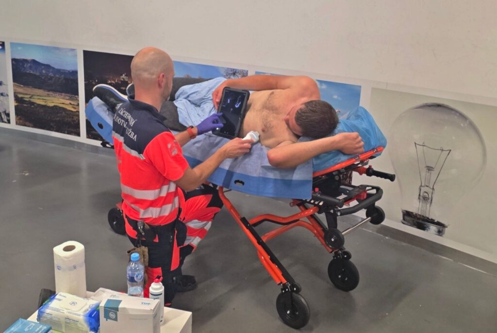 Záchranári pri natočení EKG