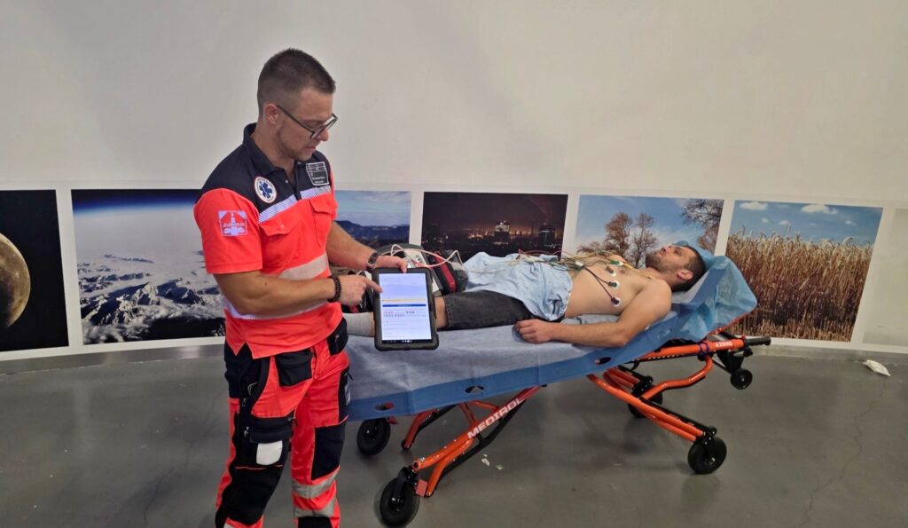 Záchranári pri natočení EKG