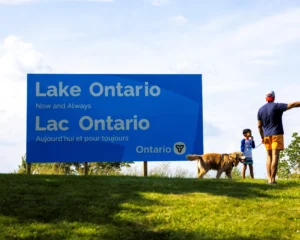 značka Lake Ontario, ktorú ukázal kanadsky premiér Doug Ford