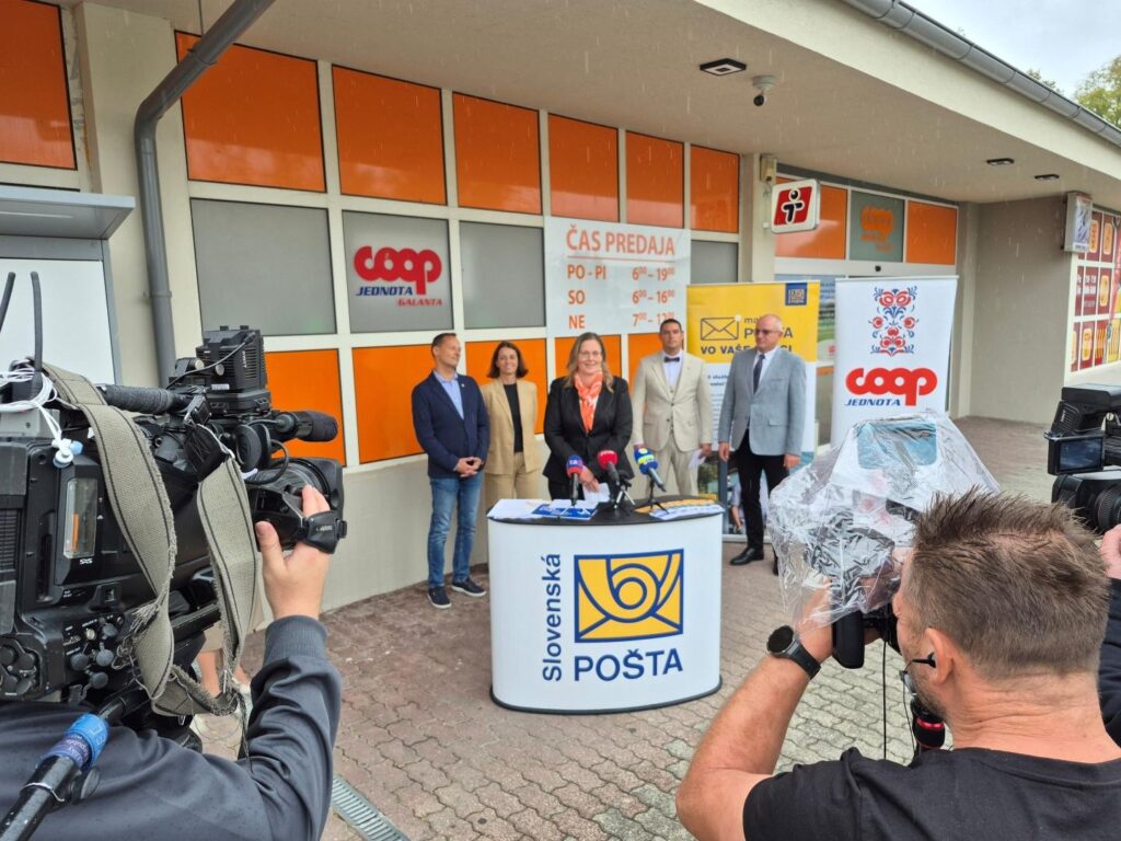 Generálny riaditeľ SLovenskej pošty, Vladislav Kupka, na tlačovej konferencii  priamo pred malouPoštou v Šali
