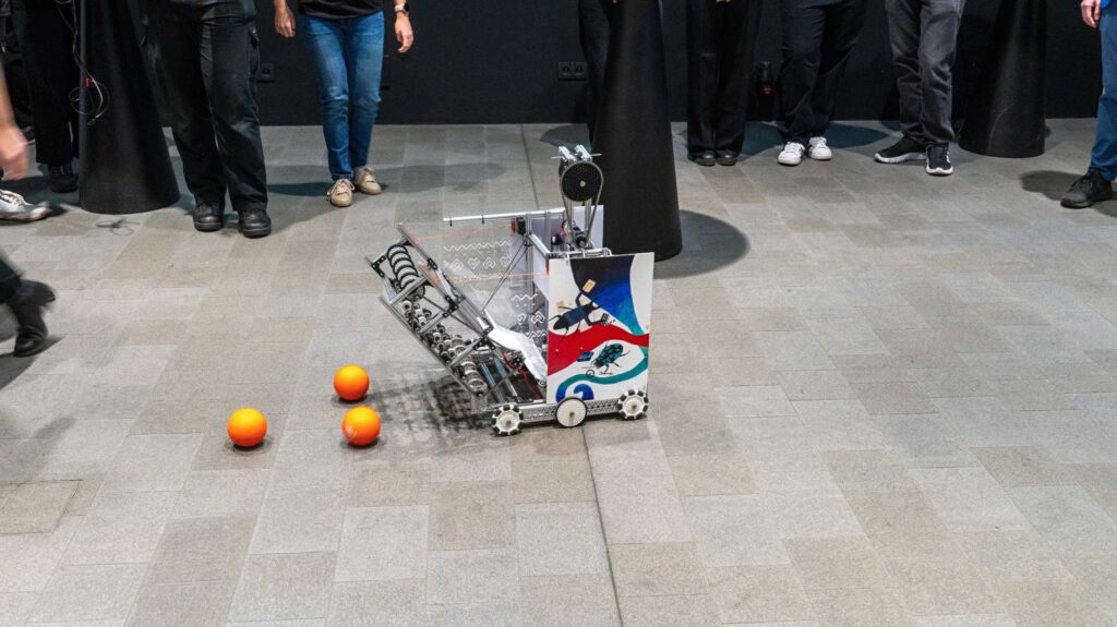 Súťažný robot s loptičkami