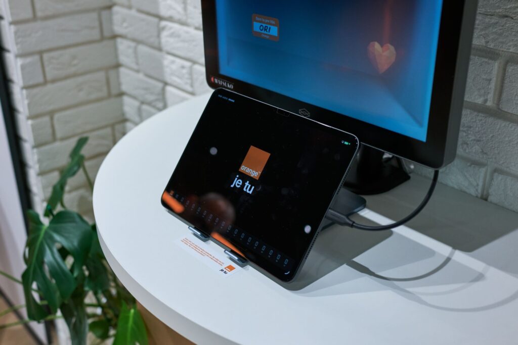 Na tablete sa zobrazujú napr. 3D modely ponúkaných smartfónov