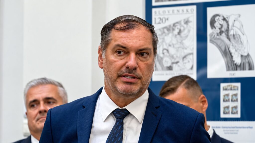 Norbert Polievka, generálny riaditeľ Slovenskej pošty na tlačovej konferencii