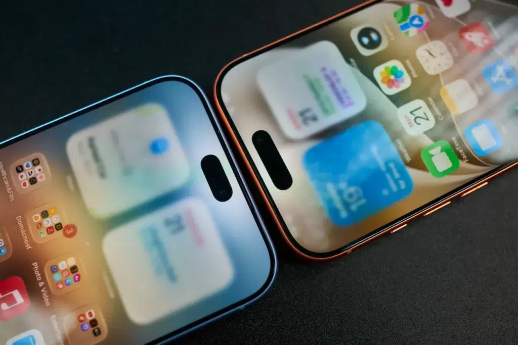 iPhone 18 Pro Max (vľavo) a iPhone 17 Pro (vpravo)