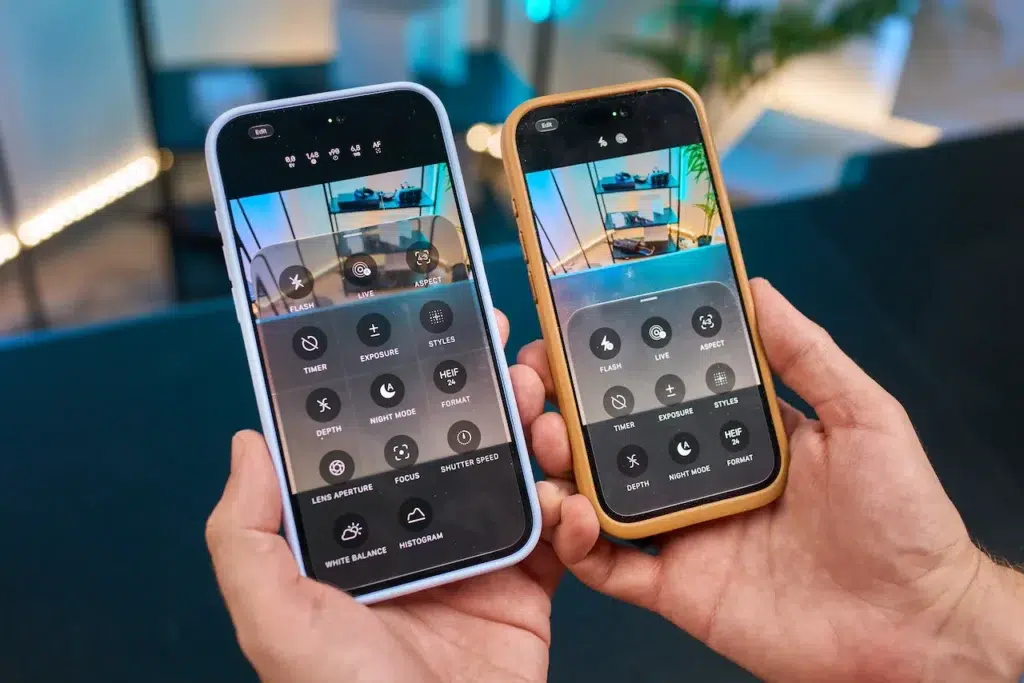 iPhone 18 Pro Max (vľavo) a iPhone 17 Pro (vpravo)