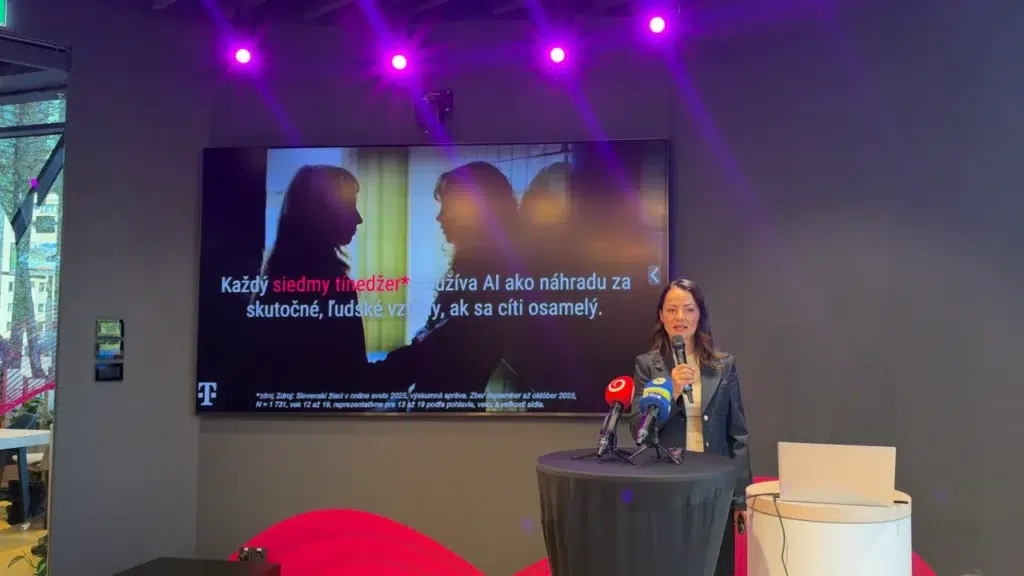 Telekom spustil kampaň Opri sa o mňa. Upozorňuje na riziko nahrádzania skutočného kontaktu