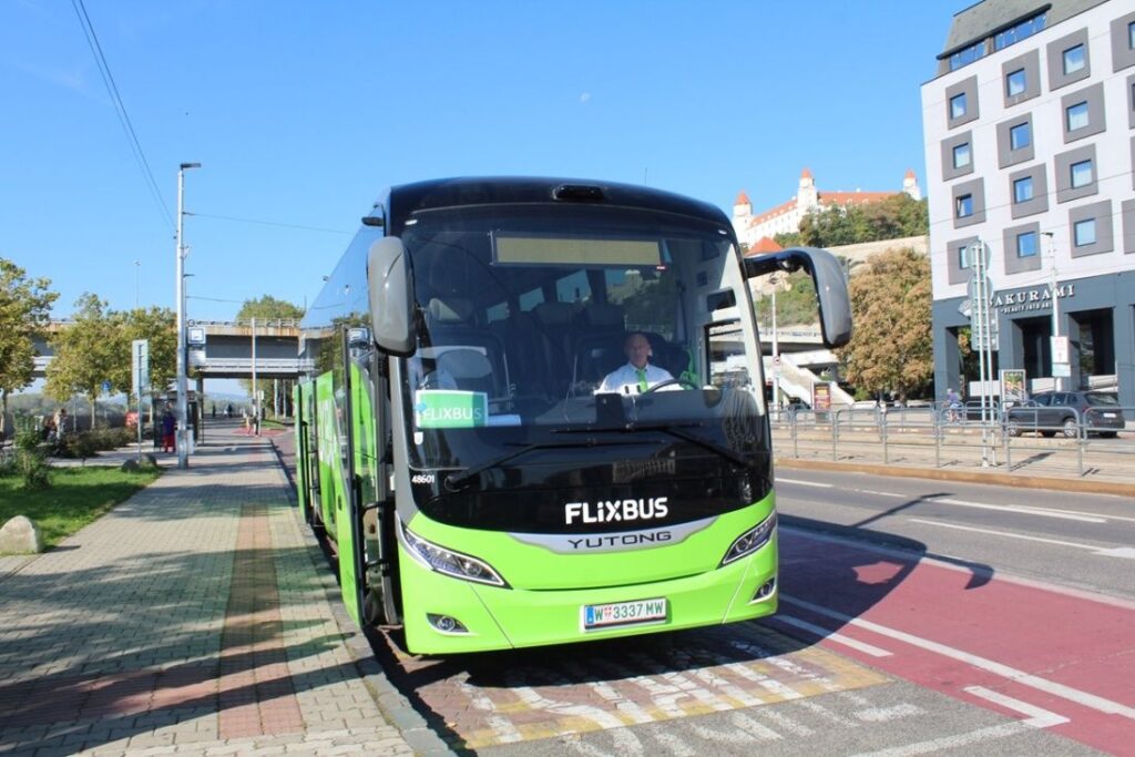 Elektrický autobus v uliciach Bratislavy