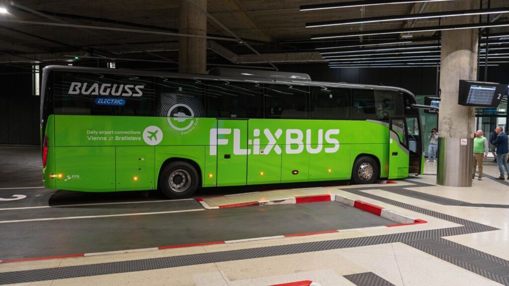 Elektrický autobus na autobusovej stanici Nivy