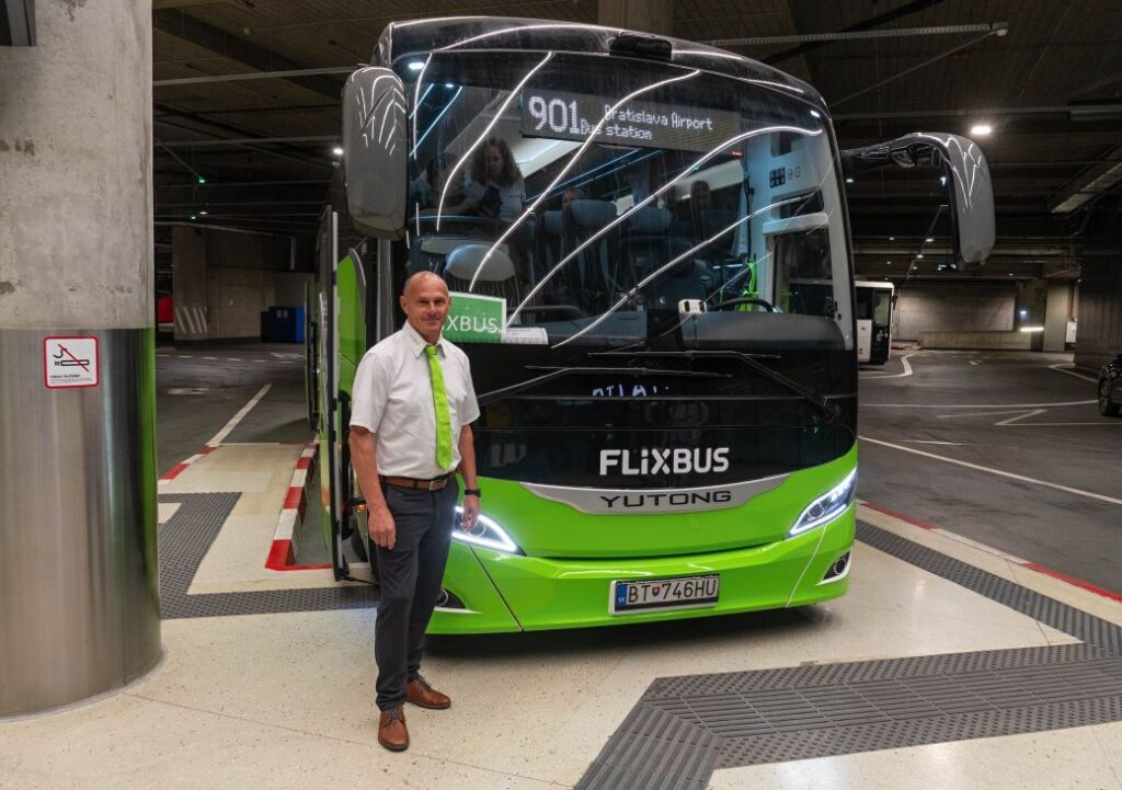 Elektrický autobus na autobusovej stanici Nivy