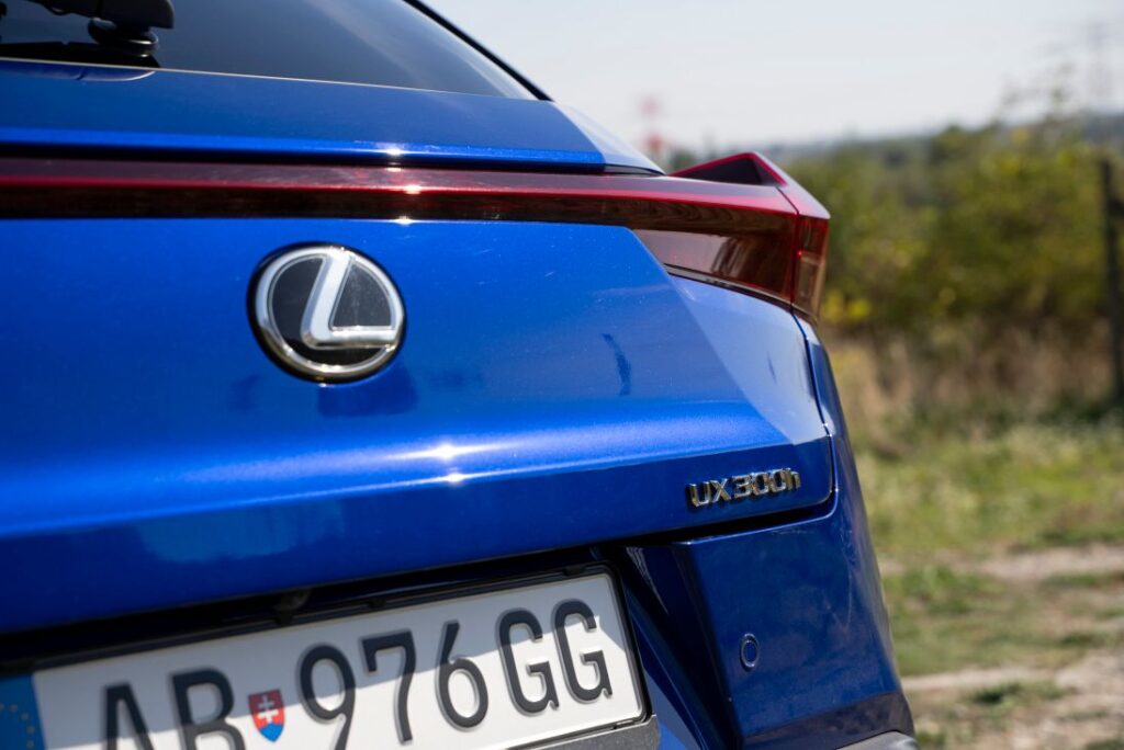 Lexus UX300h