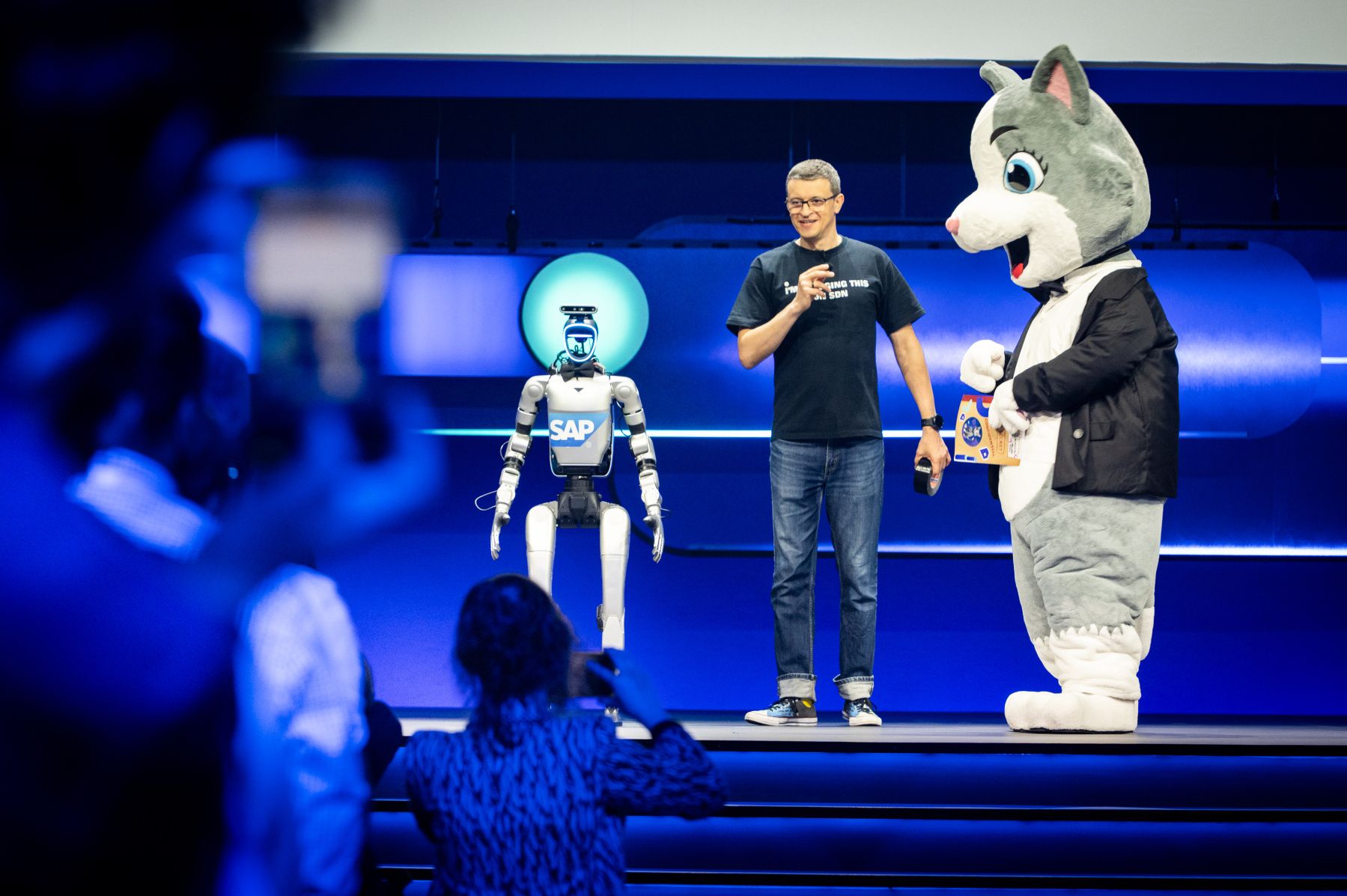 AI už nechce iba radiť. V podnikoch preberá úlohy a spolupracuje aj s robotmi