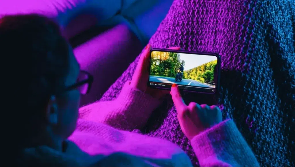 Žena sleduje video na smartfóne