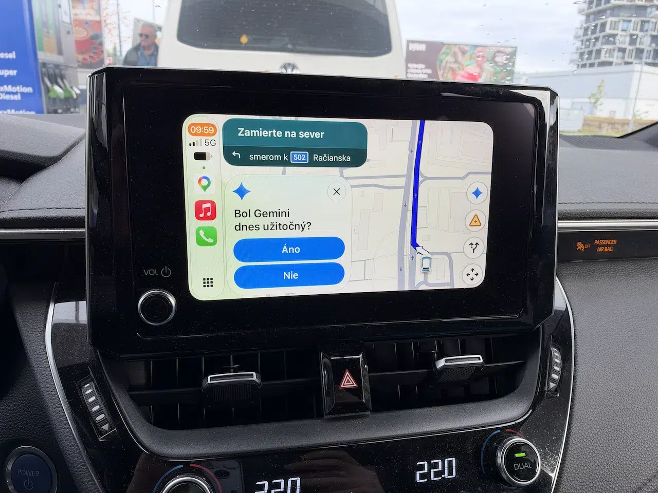 Gemini už funguje aj v Apple CarPlay. V slovenčine zvláda navigáciu aj vyhľadávanie miest