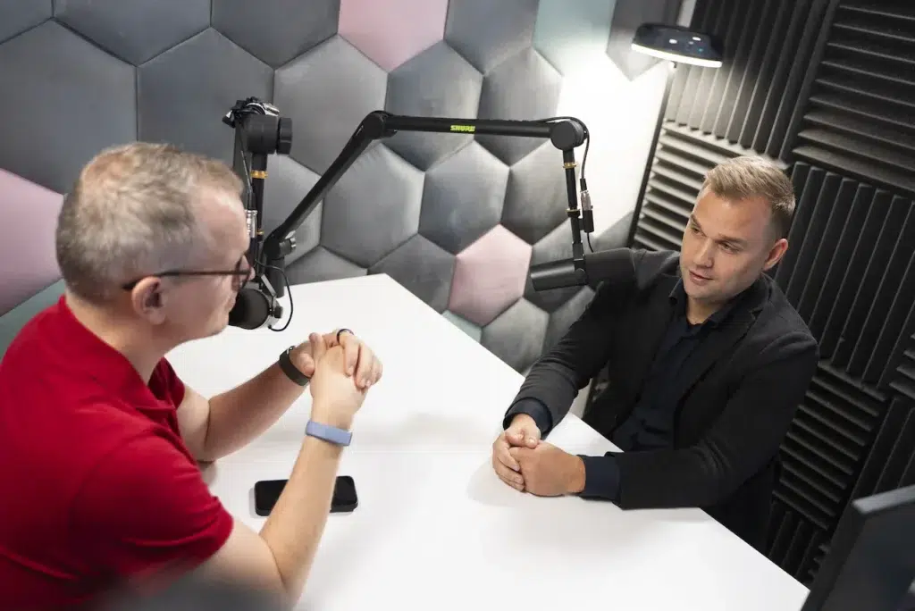 Lukáš Karlík, obchodný riaditeľ pre korporátny predaj, Slovanet (vpravo)