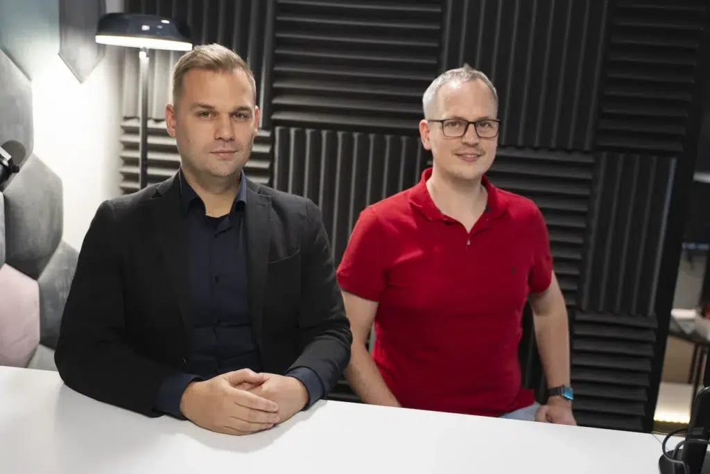 Lukáš Karlík, obchodný riaditeľ pre korporátny predaj, Slovanet (vľavo)
