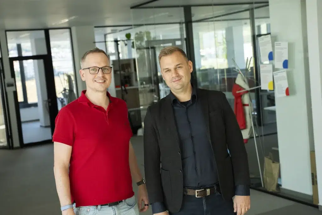 Lukáš Karlík, obchodný riaditeľ pre korporátny predaj, Slovanet (vpravo)